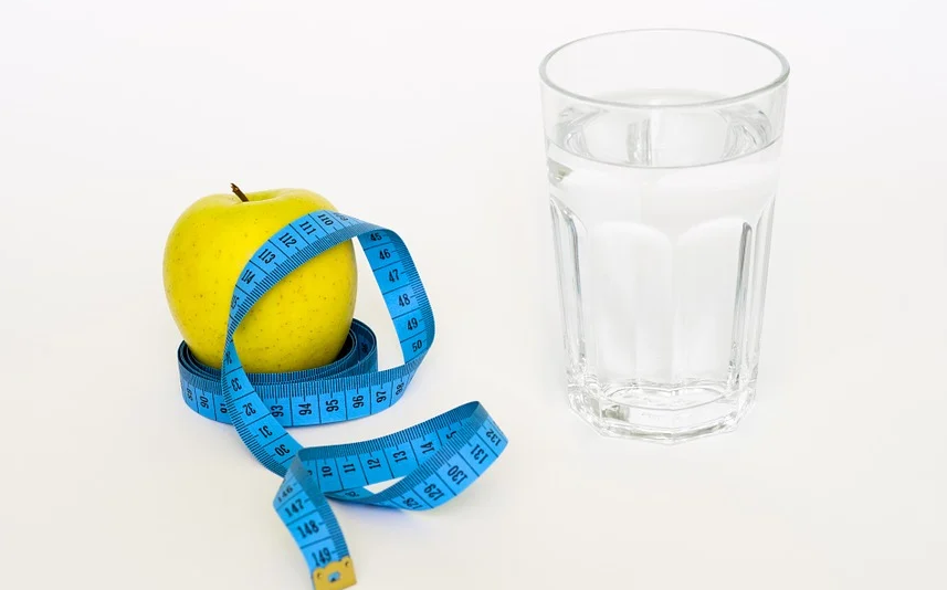 Вообще, в этом изображении вся суть подобной диеты: мы пьем больше воды, уменьшаем количество пищи.